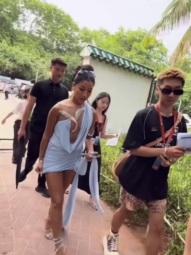 吉克隽逸裙子好短边走边拉 吉克隽逸气场全开走台，短裙随步伐摇曳，她边走边轻拉裙摆