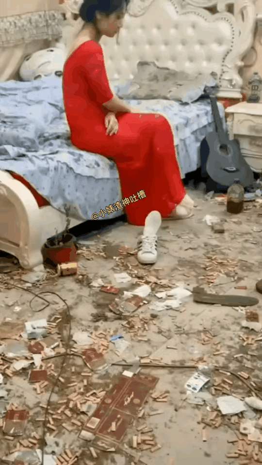 有愿意娶这位美女的男同志吗？她可是有房，有床，还有吉他呢，可谓文艺范儿十足！娶过