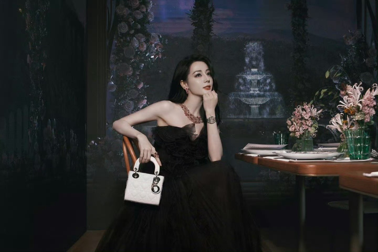 顶光下的热巴迪丽热巴的浓颜冲击力 ​迪丽热巴 ​​​