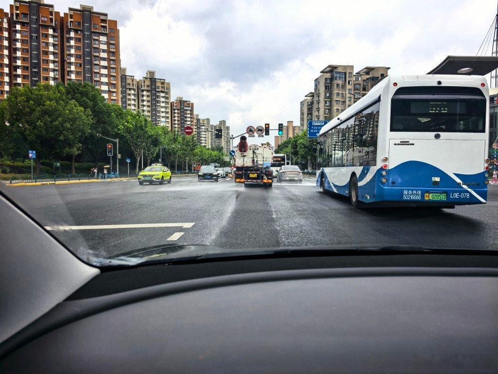 下着雨，撒着水 