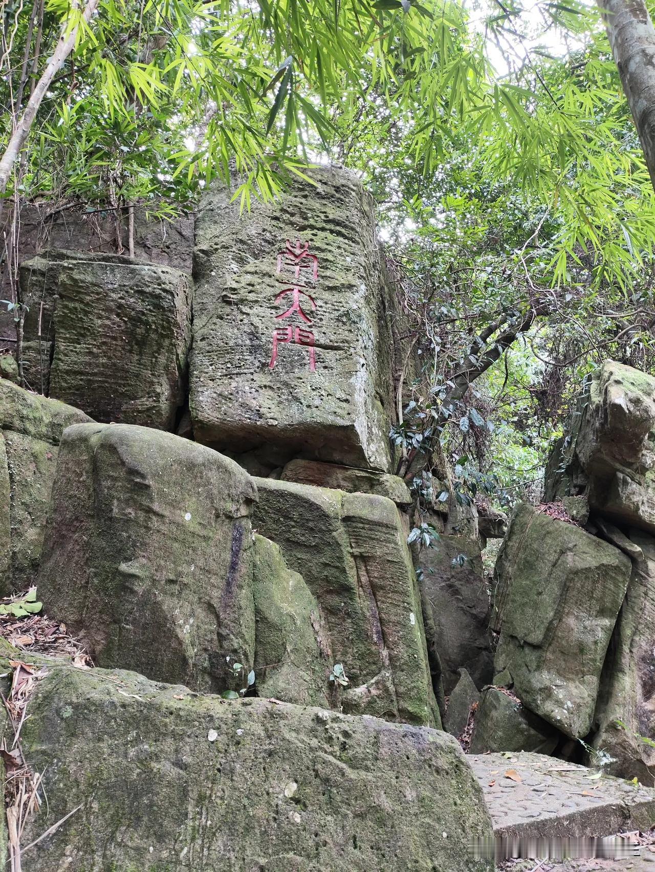 那是个壮硕的圆脸中年男人，
和他的车一样斜躺在非机动车道上。
什么原因导致的不得