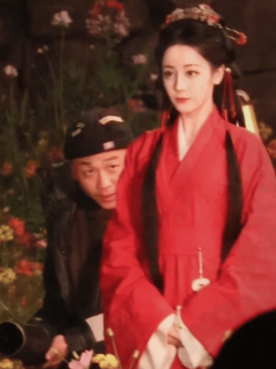 迪丽热巴妆发完美，服装小气 ​​​