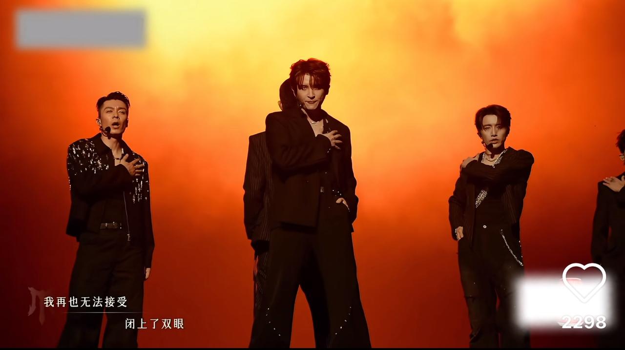 披哥《MAMA》舞台燃炸，张远开口定调！
终于盼来了《MAMA》秀。
果然是一个