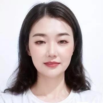 清新自然的妆容，简约而不失优雅，让你在人群中脱颖而出！