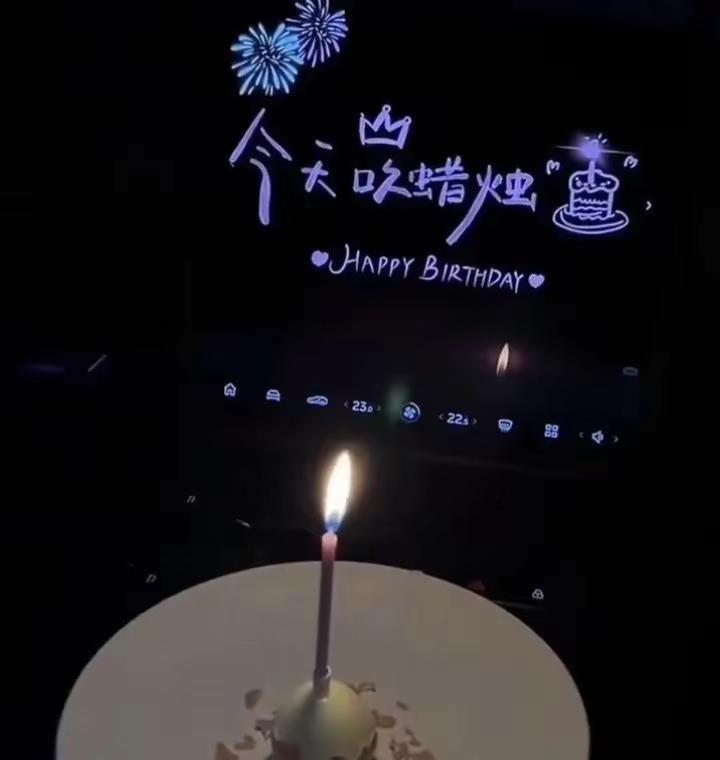 那个女孩已不再热烈的庆祝生日没什么不一样 是个普通的周二和往常一样平静 是我喜欢