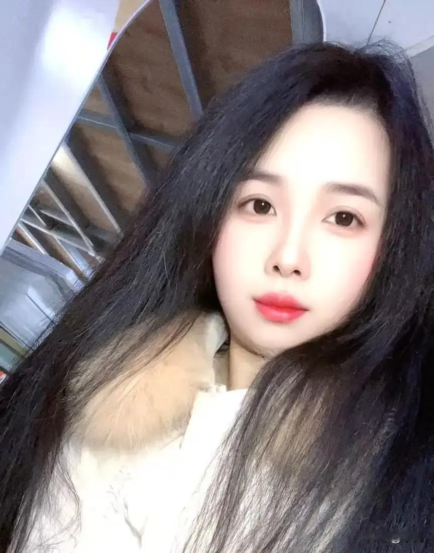 汪峰新女友森林北直播带货首秀，3小时卖出

2万单。

网友扒出她去年才刚离婚，