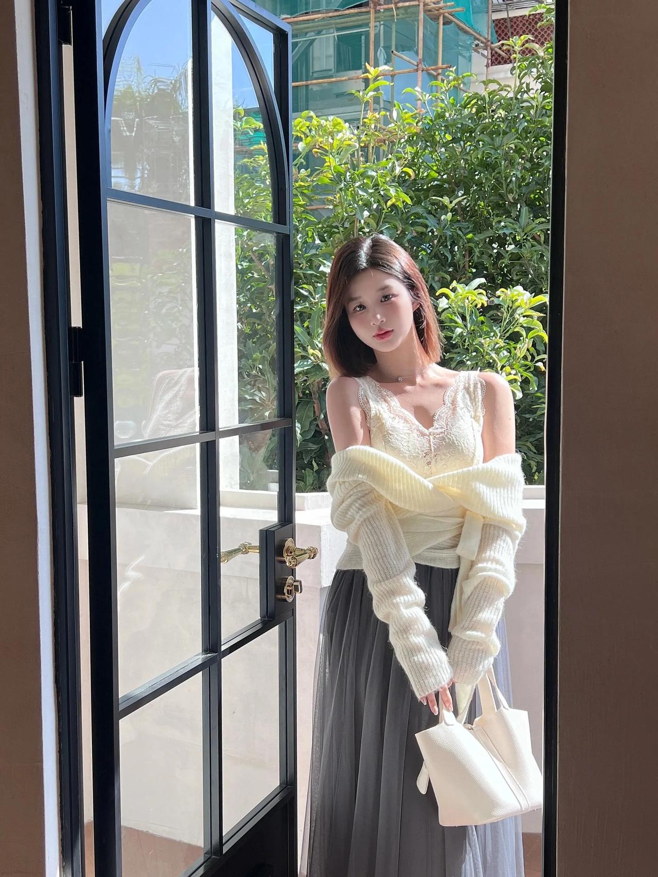 法式门后的一抹柔美，温柔的午后时光。