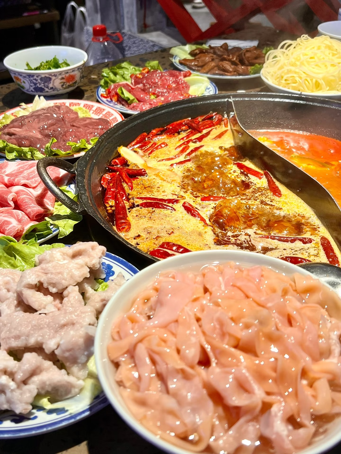 媒体实探多家火锅店腌制肉乱象吃火锅时警惕腌制肉吃个火锅而已，肉片先给我上了个科技