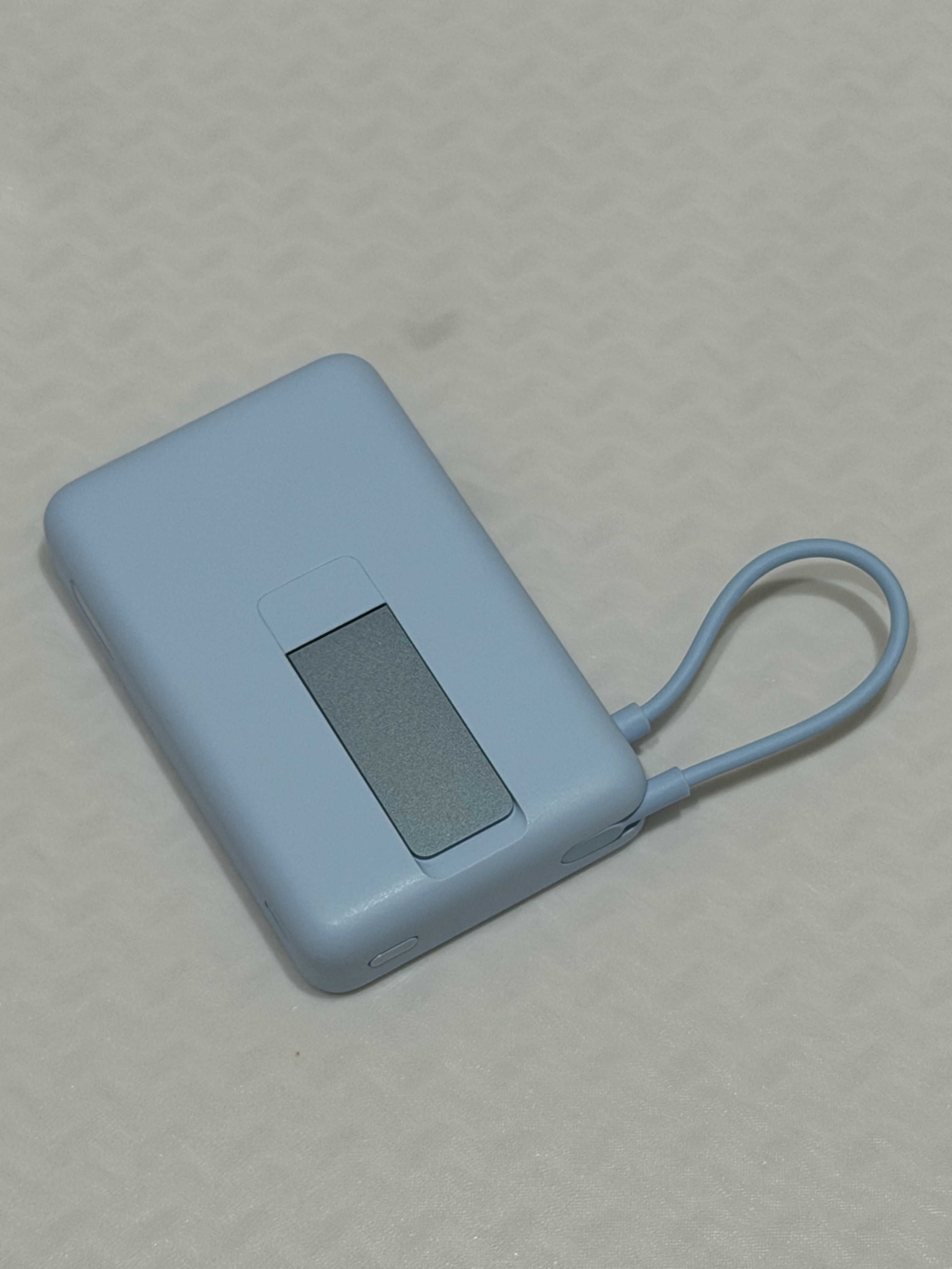 新国标移动电源标准终于出台了，安全测试项目严苛了很多。小米首款按照新国标标准设计