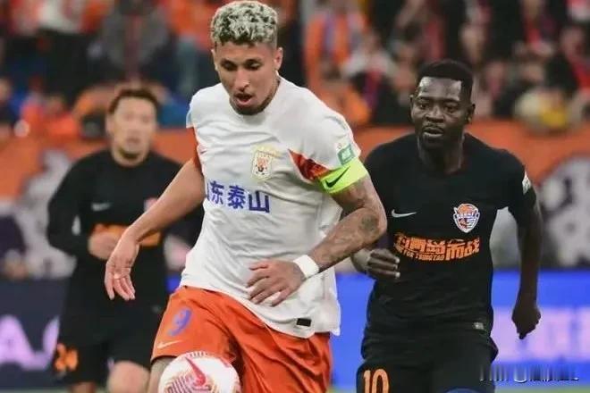 泰山队现在的进攻就是打到哪算哪，离开了费莱尼的支点和莫伊塞斯的穿插，就是一锤子买