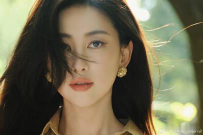 朱珠果然是女人中的女人朱珠头发丝都在发光 真的是女人中的女人呀，我们的朱珠头发丝