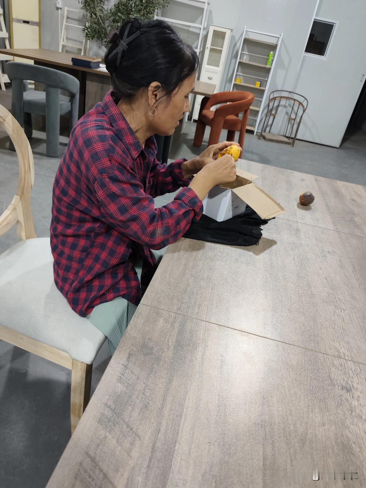 真心话茶局厂里的芒果还没熟就摘了，因为怕别人摘，厂里提前摘，这样放黄的芒果不好吃