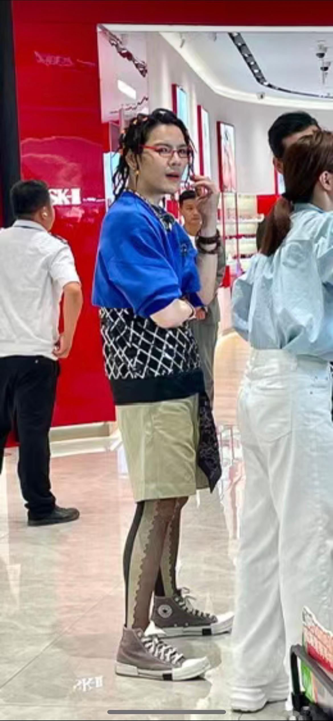向佐最近的穿搭越来越妖魔化了，网友：东拼西凑，像我的论文一样！ 