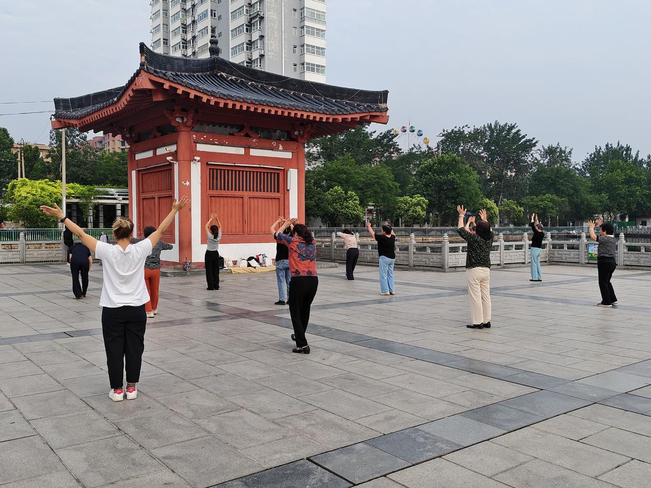 您瞧，在运城盐湖西花园的早晨，一派充满活力的场面正在上演。

这边是在跳群舞，伴