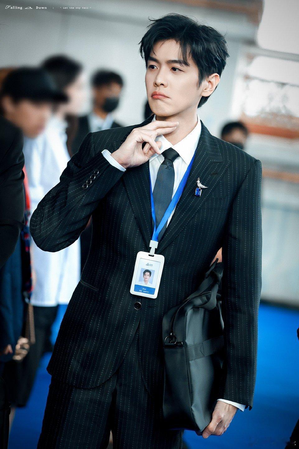 张若昀工作室 没签过AI授权真的很佩服张若昀工作室这次的反应。不蹭热度、不模糊态