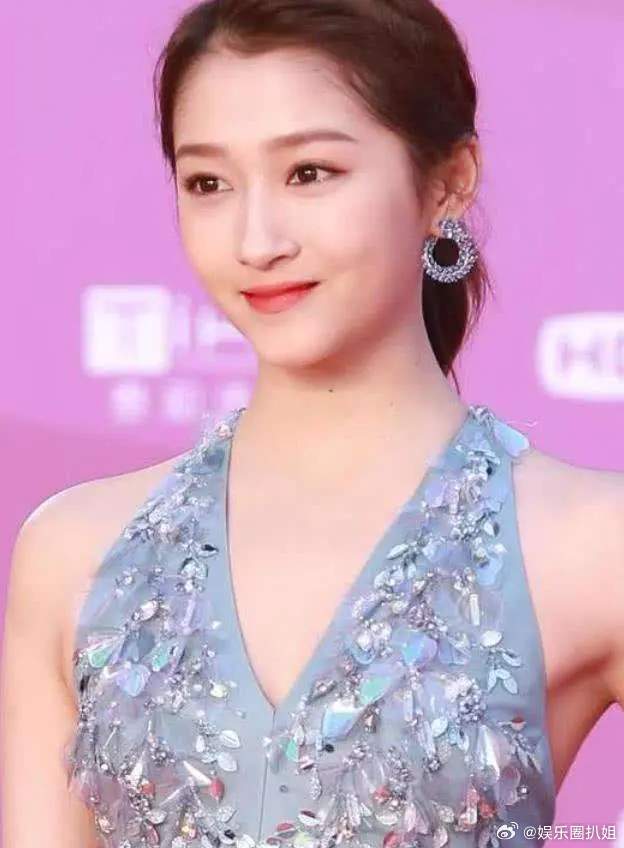 关晓彤半夜喝酒发朋友圈原来大美女也有半夜emo的时候啊，不知道晓彤喝多了会是什么