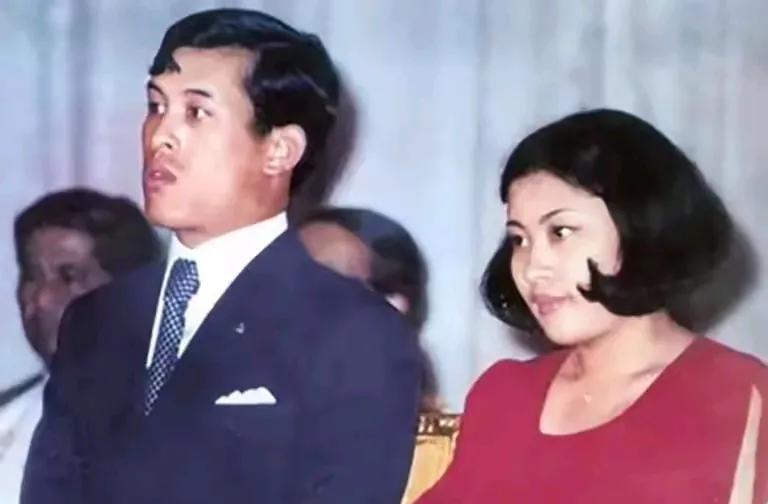 和泰王在一起的颂妃面无笑容，大概她也愁不知怎样才能走进丈夫心里去，不被爱的人总是