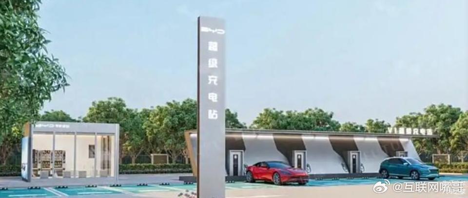 比亚迪光伏闪充站，真硬核！闪充站顶棚全铺了高效太阳能板，标准站面积50米×25米