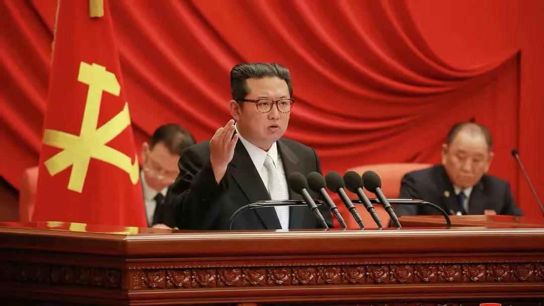 【金正恩：“和平统一已不可能达成”！将韩国列为“头号敌国”？】
近日朝鲜最高领导