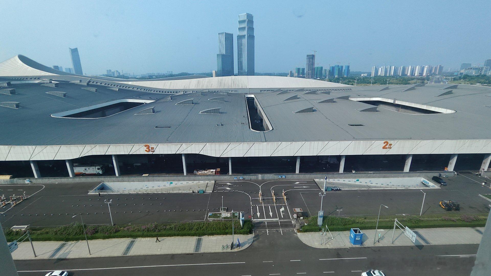怎么能做到10点的发布会九点起？那就得住这！哈哈  ​​​