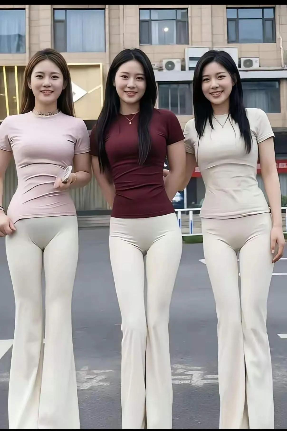 三个姐妹都喜欢你
你喜欢哪一个？
我先来
中间的