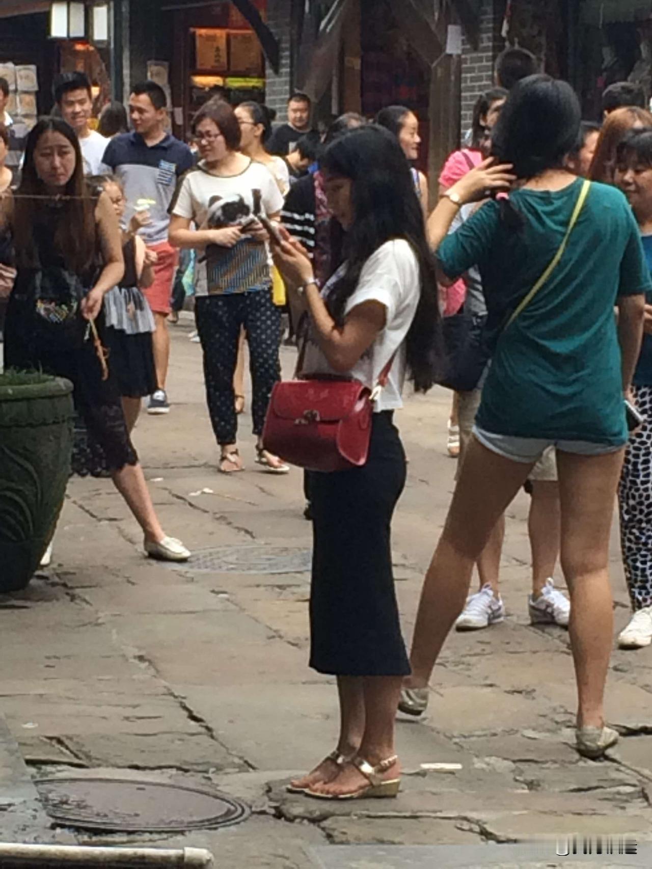 我认为成熟女人的吸引力，从不是刻意张扬的性感，而是藏在细节里的松弛与笃定。就像照