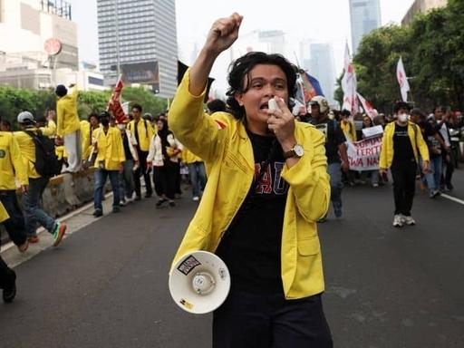 [兔子]印度尼西亚快破产了？据路透社、日经亚洲等媒体报道，印度尼西亚数千名不满政