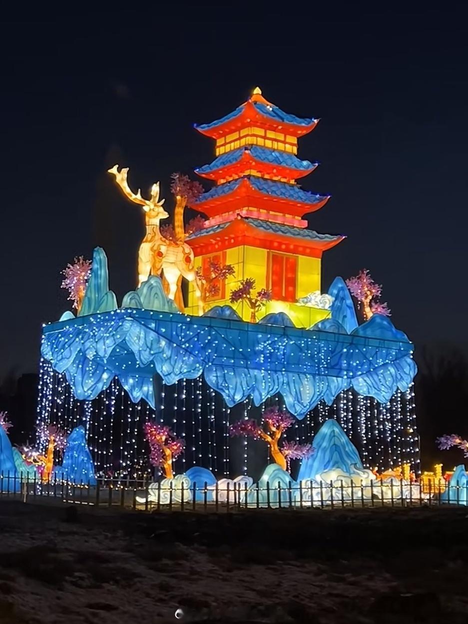 各位小伙伴们，长春伊通河的花灯盛宴已经开启啦！都是免费的！各式各样的花灯璀璨夺目