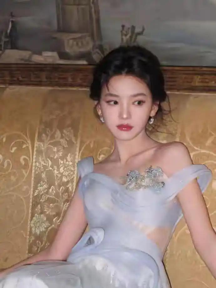 请用一句话概括一下，什么是幸福优雅蓝裙，复古画卷，梦幻氛围，完美结合幸福是什么味