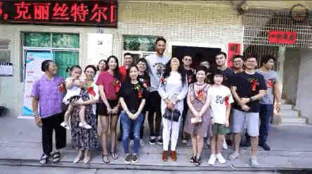 李凯尔说：这真的不一样！
家人们齐说：欢迎回家！
这是个特别的方式，特殊的日子，