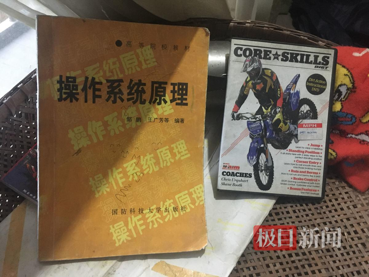 张雪老家床边放着国防科大教材【实探张雪湖南麻阳老家：床边放有国防科大教材，村里正