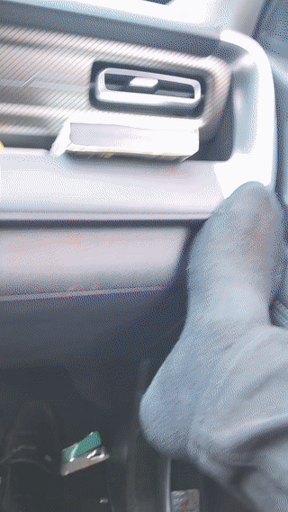 湖南张家界有几名俄罗斯游客下山后因为叫不到出租车站在马路边上求助。
一名男子开车