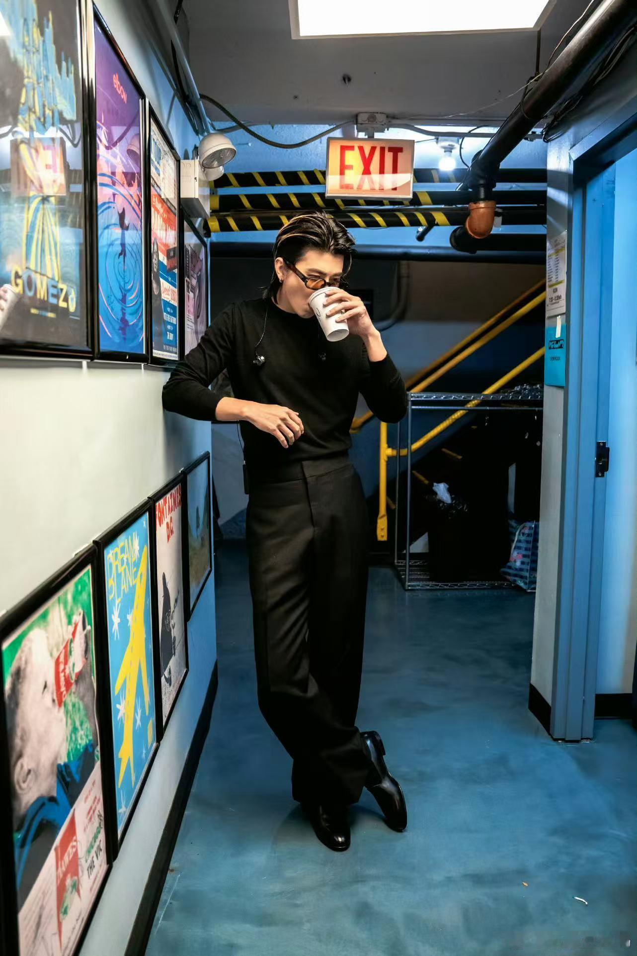 蔡徐坤芝加哥站后台造型后台造型简约却不失格调，基础款穿搭被他穿出高定质感，驾驭能