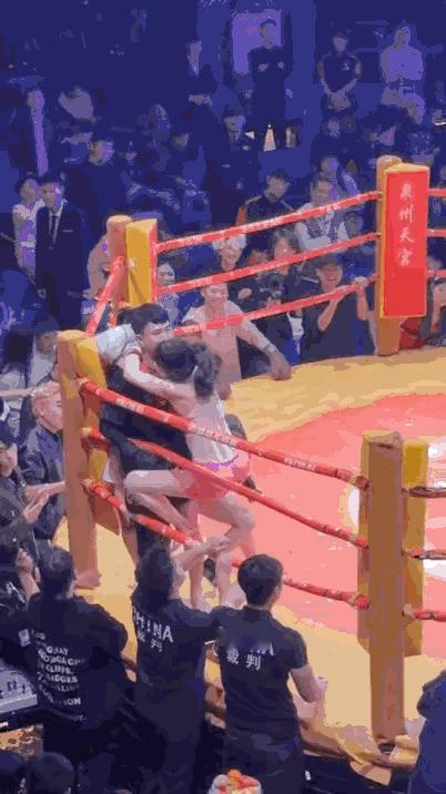 裁判眼红啊，都上手了！ 