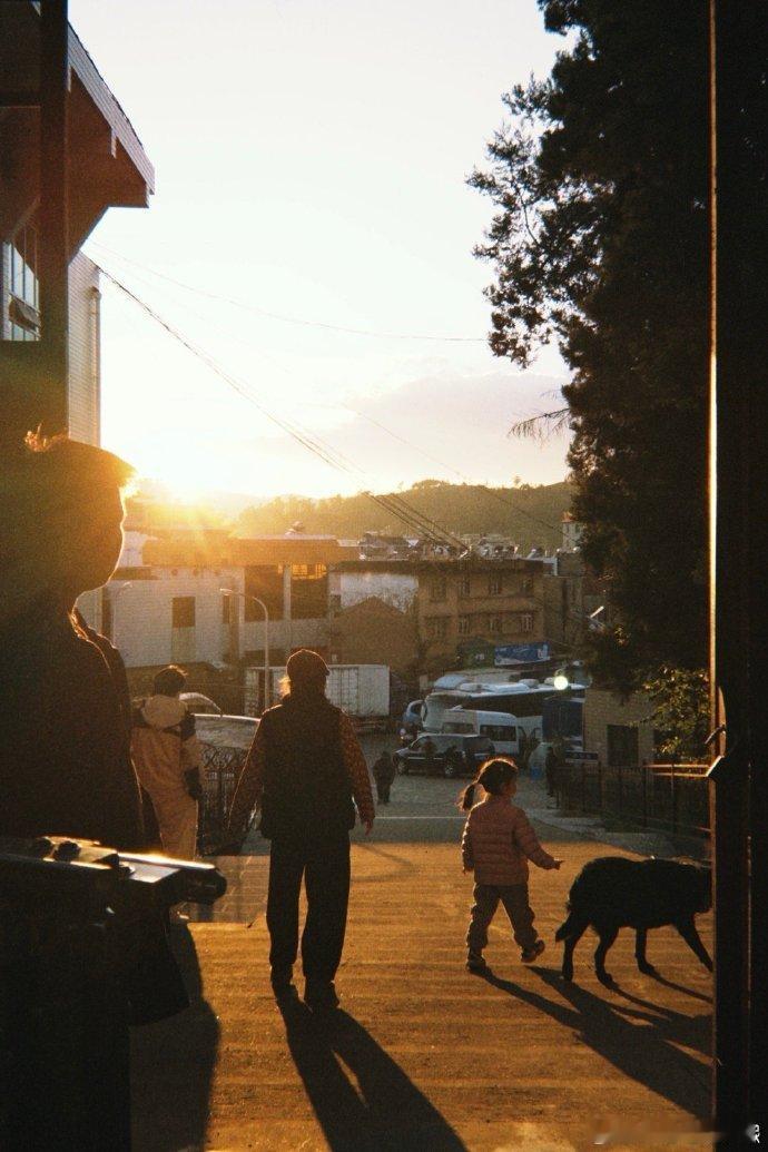陈少熙扛锄头   和大家分享了片场的九宫格📸看到陈少熙扛锄头简直就是戾气满满！