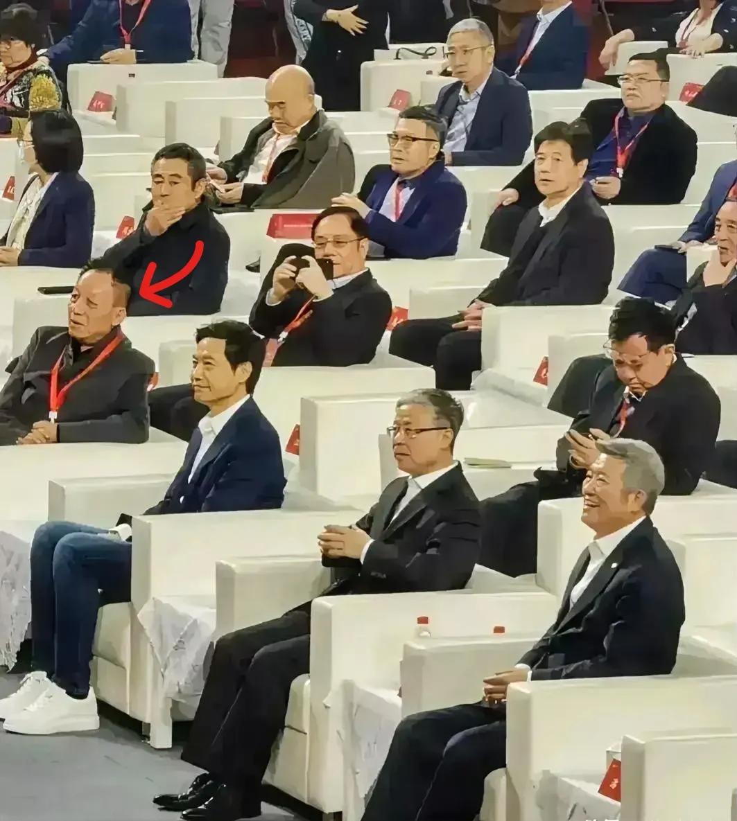 在武汉大学校庆的嘉宾席上，易中天教授出人意料地坐在了众多985高校校长之前，与捐