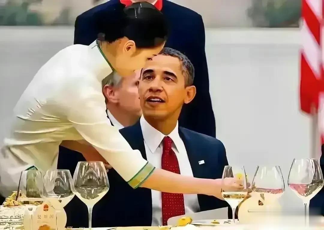 奥巴马当年看我们服务员的眼神，似乎让我们看到了他心灵的窗口。