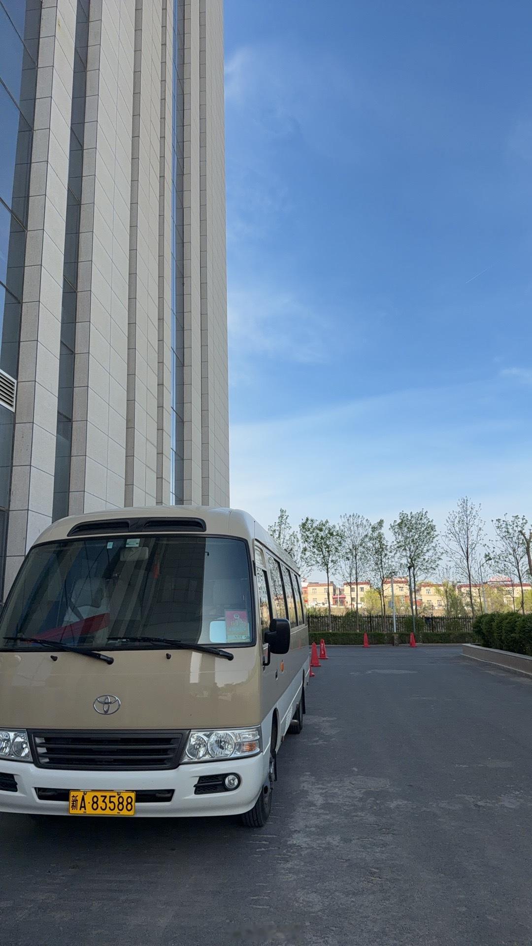 乌鲁木齐  湛蓝的天，满院鸟语花香，又是元气满满的一天，祝大家上午好！ 乌鲁木齐