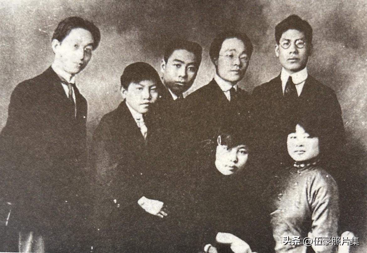1921年春在巴黎，周恩来与旅法的张申府、赵光宸、李愚如、刘清扬等合影。这批合影