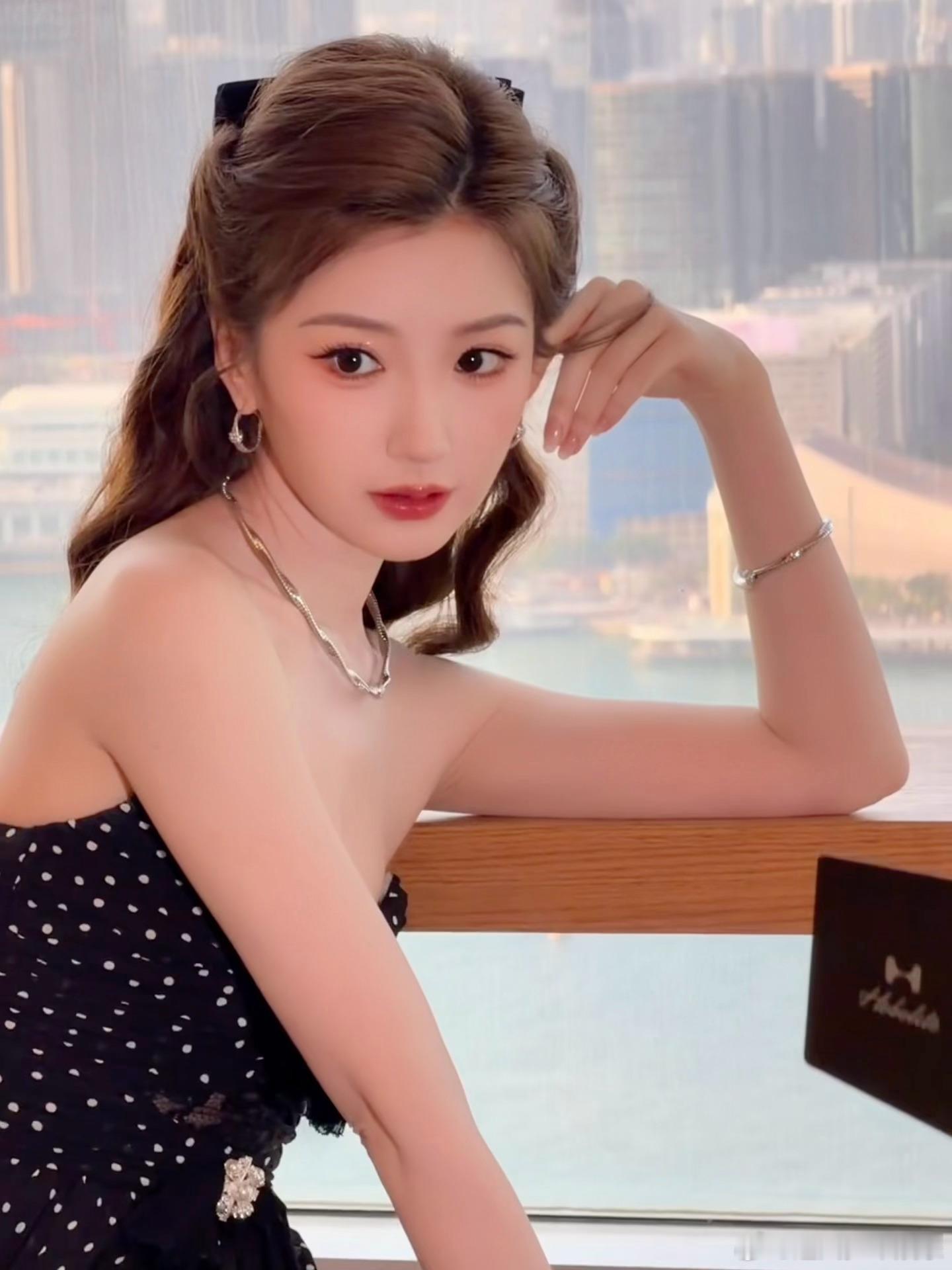 曝毛晓彤凌晨从医美诊所离开谁还没有定期做皮肤管理的习惯呢，明星只是条件更便利而已