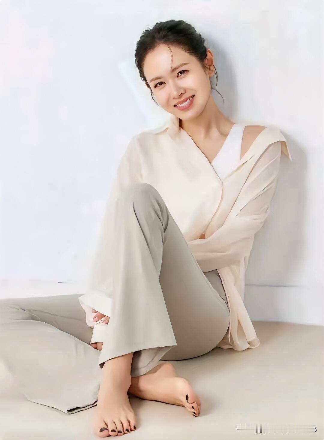 美女就是美女啊，穿着得体而大方，气质要胜过许多明星了，真正的东方气质美女。

她