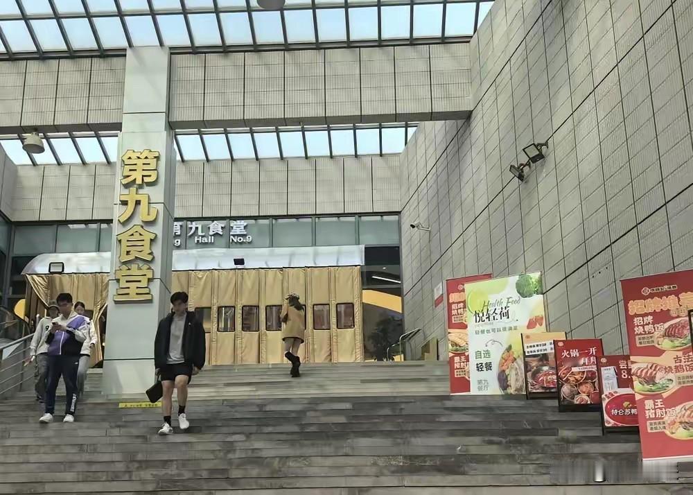 南大后勤回应食堂推出999元帝王蟹：已不再售卖。
食堂工作人员说：自11月1日供