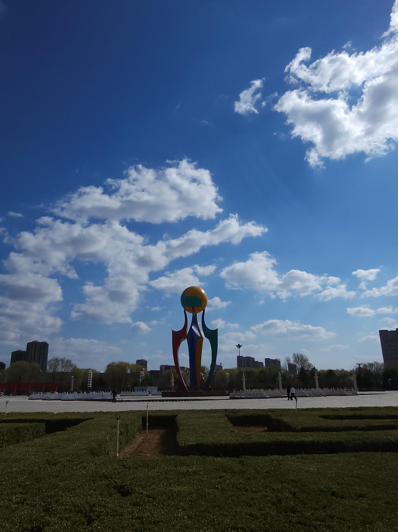 清明节拍下奇怪云

今天是2026年4月五日，我在辽宁西部的喀左人民广场拍到奇怪