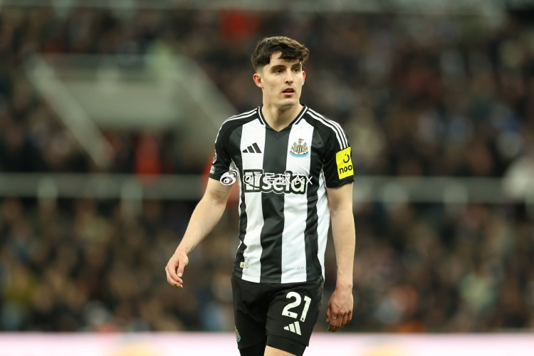 英媒chroniclelive消息，纽卡希望与23岁的右后卫利夫拉门托续约。该媒