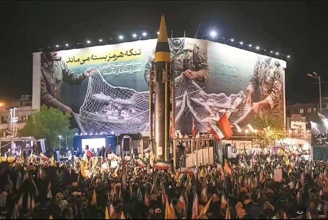 当地时间4月21日晚，伊朗德黑兰的广场上，数千民众挥舞国旗聚集，而人群中央的主角