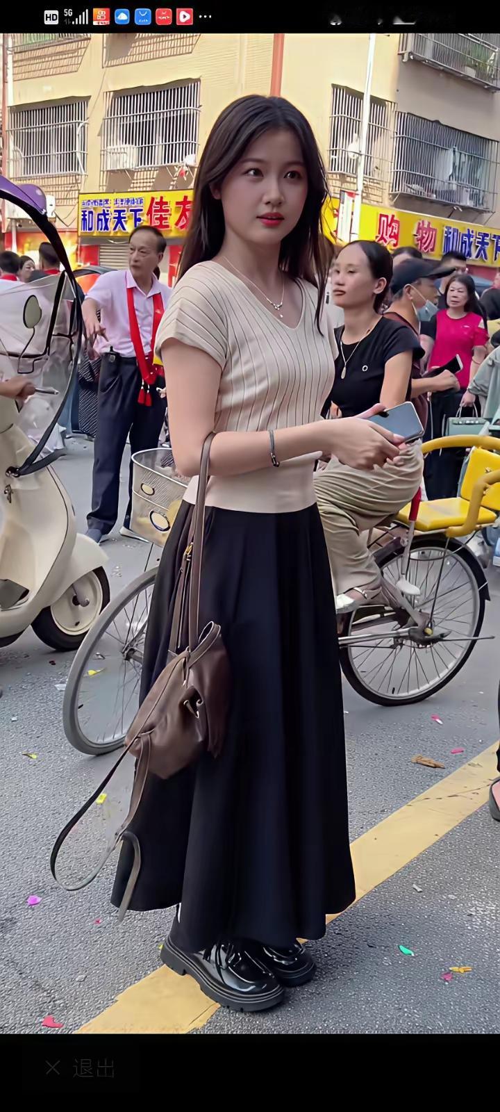 相信不相信，
女人喜欢买衣服，
并不完全为了自己。
该换季的时候，
她想到的是老