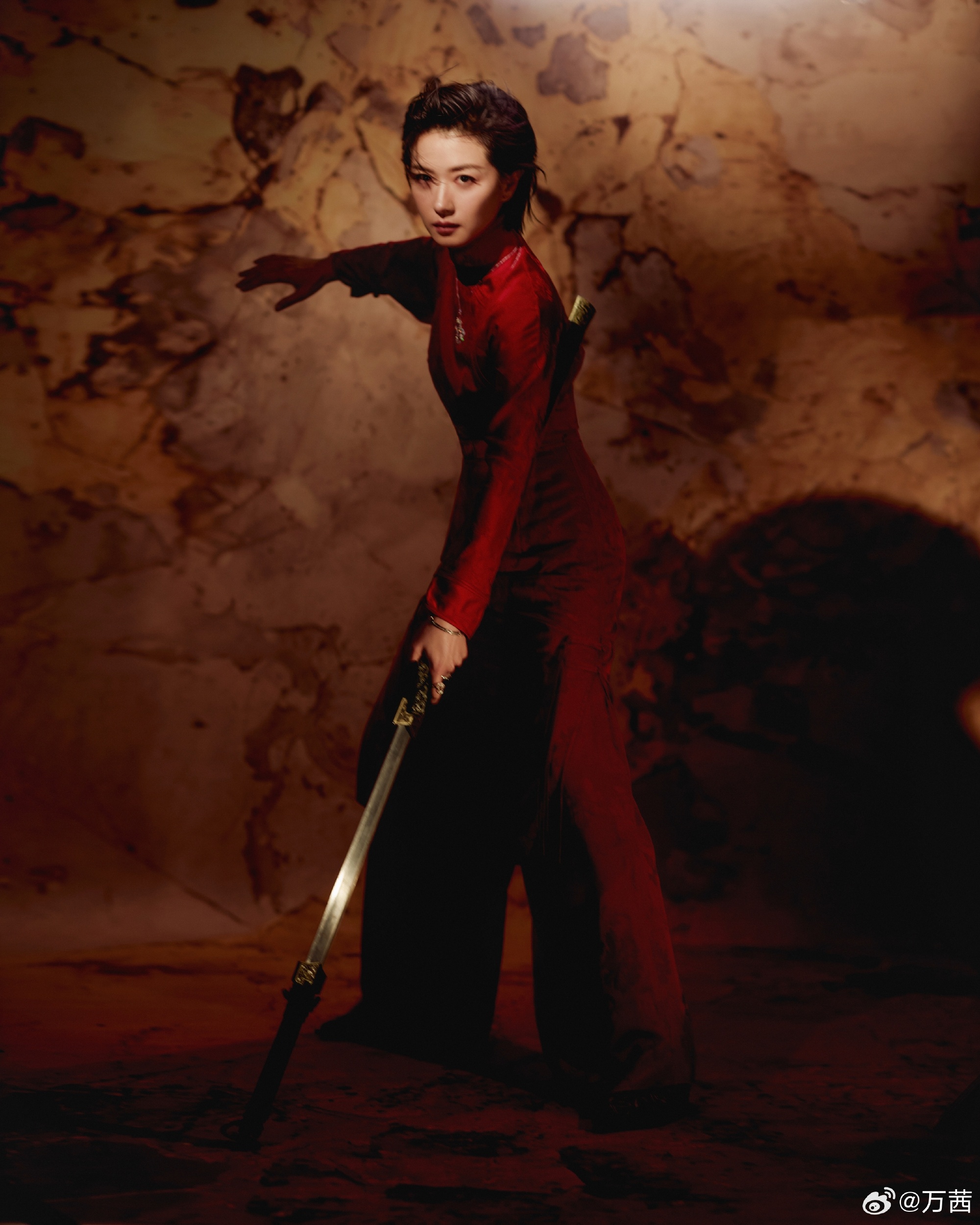 万茜御剑侠女风亮相上海 剑未出鞘，气场已拉满！万茜这身御剑侠女造型也太绝了吧，将