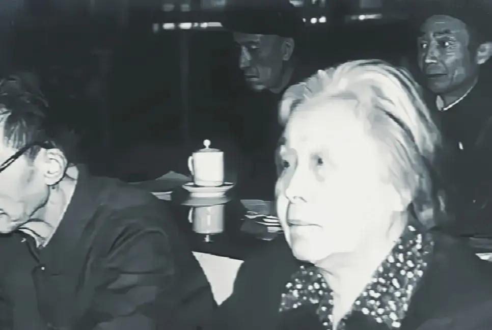 1987年，77岁的彭德怀元帅原配妻子刘坤模从遥远的哈尔滨，不顾路途辗转，火车一