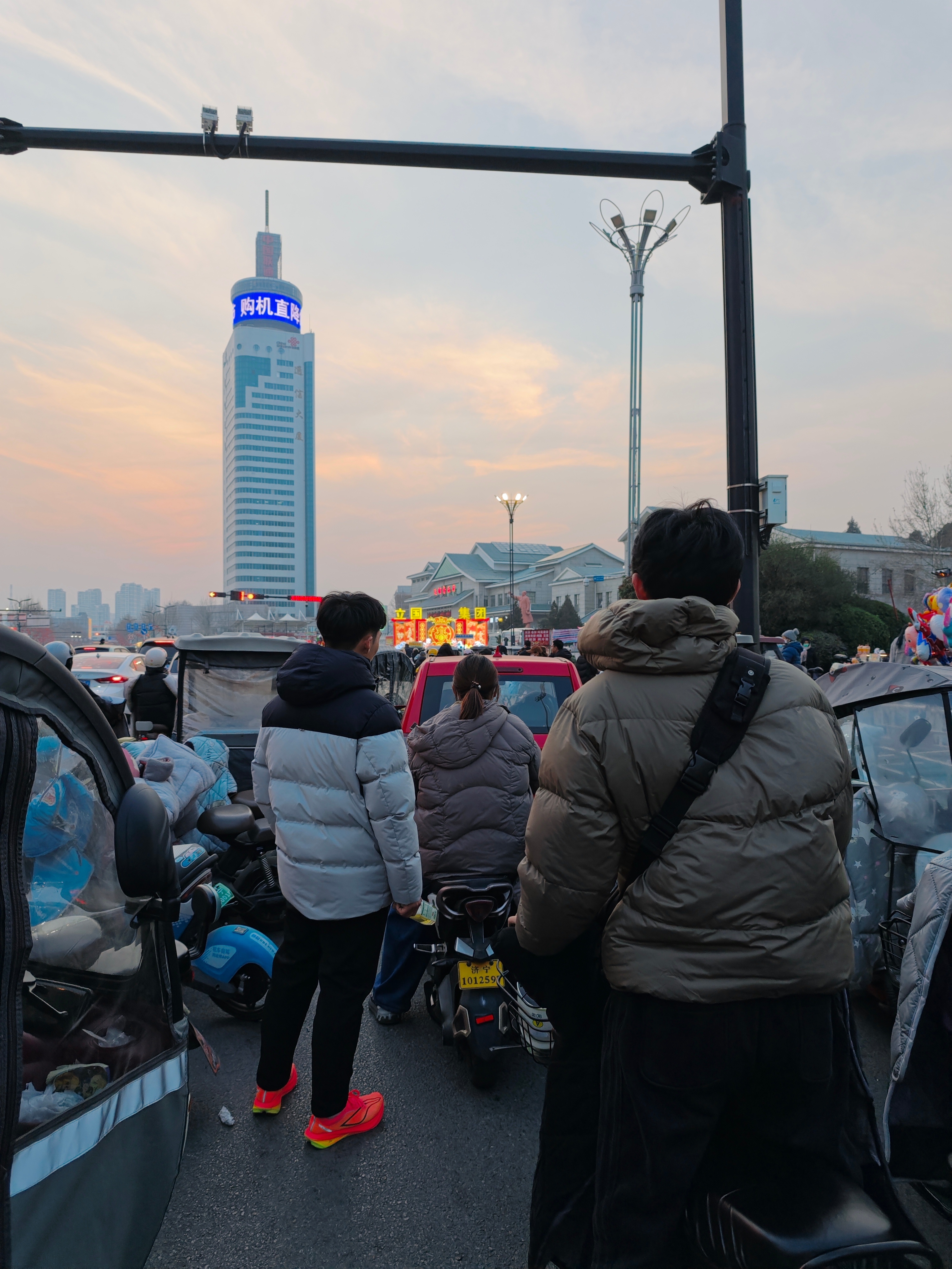 今天好像全市交警都出来了，还是堵的水泄不通。到处都是摆摊卖年货的，连十字路口都堆