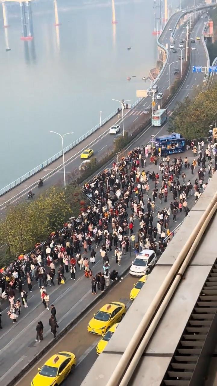 星期一给大家看一看重庆李子坝，好多人。轻轨要穿楼了，我在重庆李子坝给大家看一看。